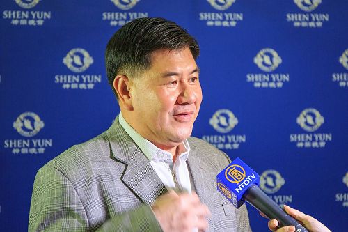 '图6:“那锣一敲下去,就像是盘古的开天辟地,中华文化就此揭开序曲!”福山弦乐团团长李奇伦,感动万分叹道。'