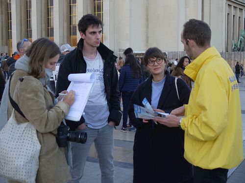 '图3:大学生甘蒂丝(Candice)(右二)和她的朋友们了解真相后签字'