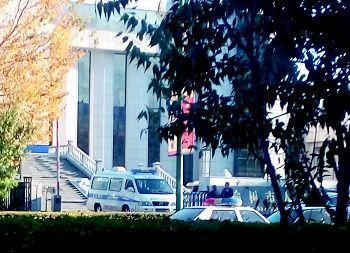 开出法院的救护车