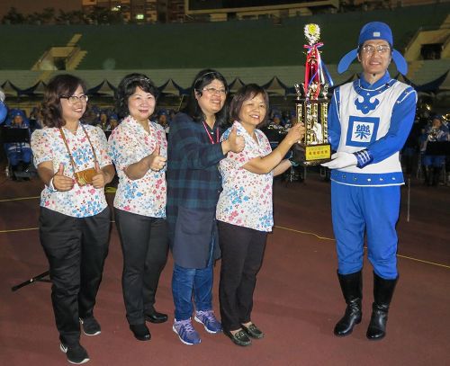 '图1：年年获奖的天国乐团今年想礼让精神总锦标奖给别的团队。但是大会还特地颁了“最佳超炫奖”给法轮大法天国乐团。'