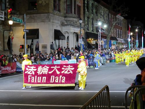 '图：由费城及周边城市的部份法轮功学员组成的腰鼓队应邀参加在西切斯特市（West Chester）圣诞游行，这已是法轮功学员连续第九年受到邀请'