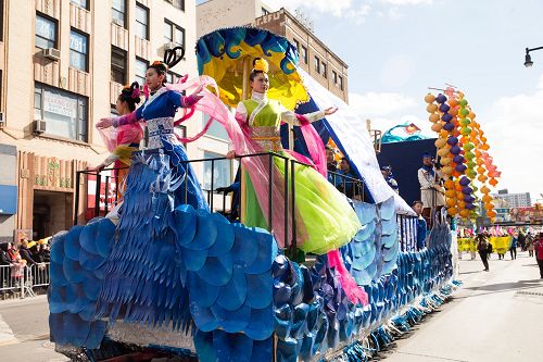 图6：退<span style='max-width:0px!important;margin-left:-4px;color:#eee!important;'>!</span>党<span style='max-width:0px!important;margin-left:-4px;color:#eee!important;'>!</span>中心的花车装扮成“凤船”，寓意《<span style='max-width:0px!important;margin-left:-4px;color:#eee!important;'>·</span>九<span style='max-width:0px!important;margin-left:-4px;color:#eee!important;'>·</span>评<span style='max-width:0px!important;margin-left:-4px;color:#eee!important;'>*</span>》给中国人送来得救的福音，退<span style='max-width:0px!important;margin-left:-4px;color:#eee!important;'>!</span>党<span style='max-width:0px!important;margin-left:-4px;color:#eee!important;'>!</span>使中国人获得新生