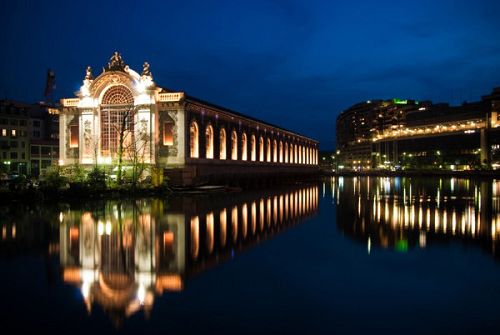 坐落在日内瓦罗纳河畔的BFM剧院自二月二十五日起四天的演出场场爆满,最后一场的演出增设加座以满足观众。