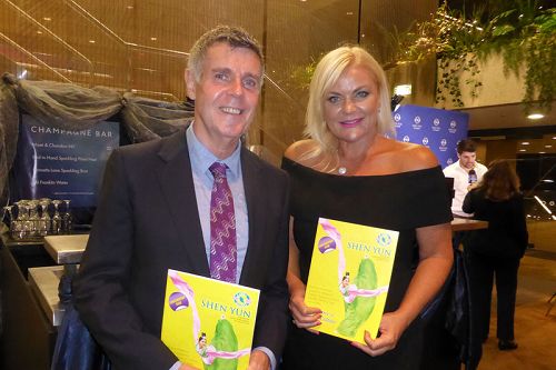 二零一六年二月二十六日晚,地产商Christan Rudolph与她的朋友--航空公司高管John Neville一起观看了神韵在布里斯本昆士兰艺术中心的演出。