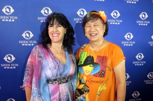 基督徒 Christine Fitzsimmons (左)和同伴 Particia Ngai在墨尔本艺术中心观看了神韵演出。