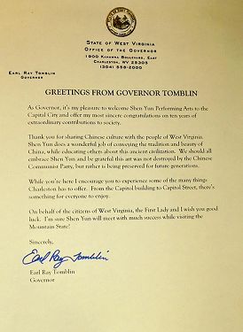图11：在神韵艺术团在查尔斯顿市3月29日开演的前一天，西维吉尼亚州州长Earl Ray Tomblin发出贺信说：“我很高兴欢迎神韵来到首府，我向神韵十年来对社会的非凡成就表示最真诚的祝贺。”