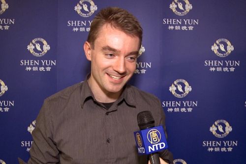 图3:青年作曲家及小提琴家卢卡斯•麦德拉姆(Lukas Medlam)先生认为:“神韵音乐简直是个奇迹。”