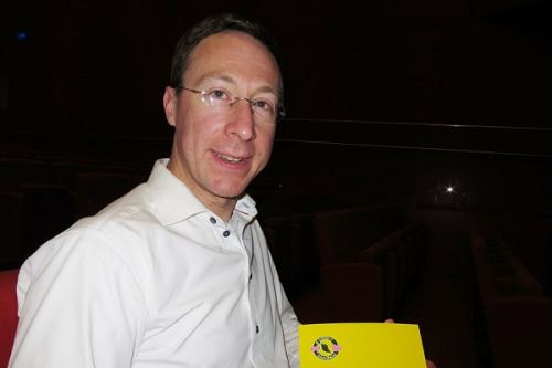 图4:著名钢琴家阿尔伯特•弗朗茨(Albert Frantz)先生观看了四月六日维也纳的神韵演出后表示:“神韵艺术家都是大师级的”。