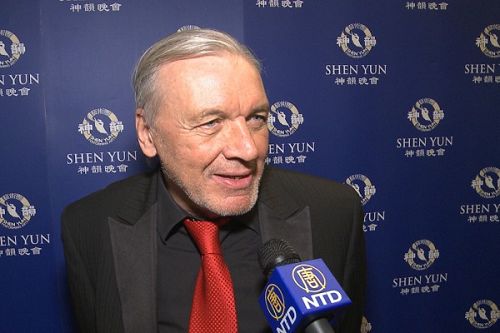 图6:著名多栖音乐家罗伯特•沃纳(Robert Werner)先生慕名观看了四月二日奥地利萨尔兹堡的演出后表示,神韵果然非同凡响。