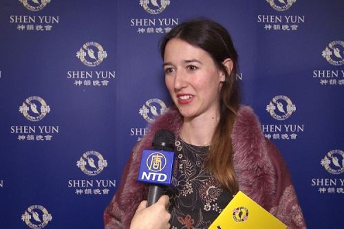 图7:古提琴演奏家马达莱娜•德•伽波(Maddalena Del Gobbo)女士观看了四月五日晚维也纳的神韵演出。她说:“大幕一拉开,观众就发出了‘哇哦’的惊叹声!”