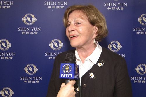 图8:维也纳文化艺术管理学教授格琳德•冯•斯班林(Gerlinde von Spannring)女士观看了四月五日维也纳的神韵演出后说:“老实说,我看过世界上很多好看的演出,芭蕾舞啊等等,但是今晚这样的恢弘盛况,我从来没有看到过。”