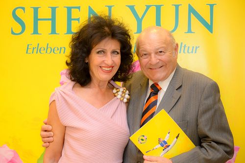图9:布克哈德•恩斯特(Burkhard Ernst)先生和夫人卡门•施密特(Carmen Schmidt)对神韵赞不绝口。恩斯特先生说:“古老的中国复活了!”