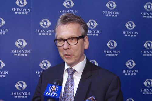 图10:企业顾问乌韦•卢伽斯(Uwe Lugasch)偕太太及女儿四月十日在汉堡易北河畔的迈尔剧院(Mehr! Theater am Großmarkt)观看了演出后激动表示:神韵演出改变了他对中国对观念,最打动他的是,演出中传递的“希望”的信息。