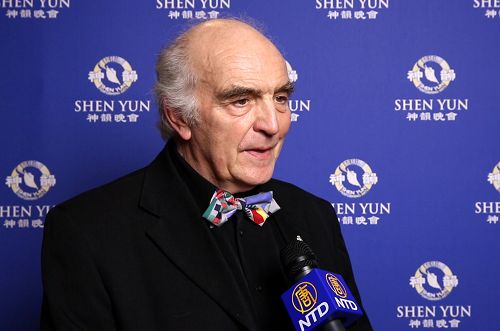 图13:法国艺术与文学骑士勋章获得者诺埃尔•巴斯捷(Noël Pasquier)先生观看了四月十五日晚法国巴黎的神韵演出。他激动不已表示,“看完演出,我们变的更好。”