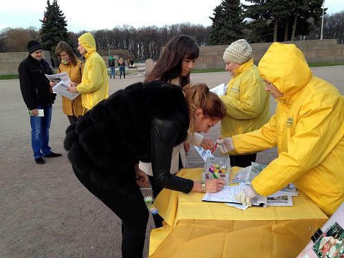 图6-10:了解真相后,民众纷纷签名支持制止中共活摘法轮功学员器官。