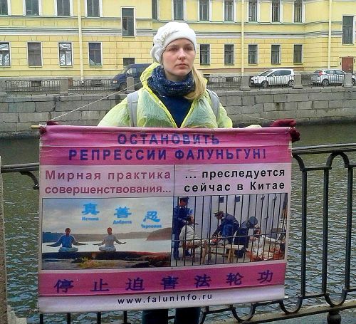 图11:四月二十五日,学员们在中国总领事馆附近举办抗议活动,向路人介绍法轮功的真相以及迫害真相,并要求停止在中国迫害法轮功学员。