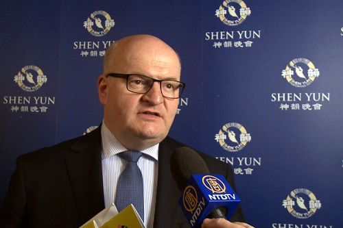 捷克文化部长丹尼尔•海尔曼(Daniel Herman)再次为神韵倾倒