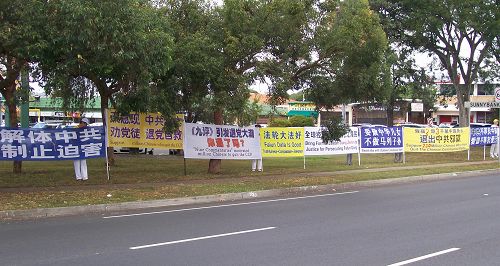 法轮功学员路边拉横幅，揭露中共迫害，声援“三<span style='max-width:0px!important;margin-left:-4px;color:#eee!important;'>:</span>退<span style='max-width:0px!important;margin-left:-4px;color:#eee!important;'>.</span>”大潮