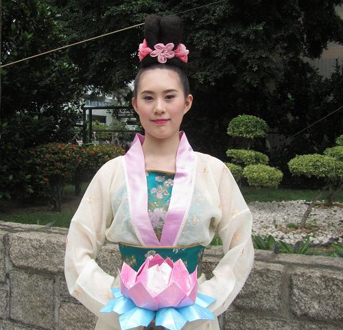 图7:詹翎钰妆扮仙女参加游行,希望世人看到大法的美好并明白“法轮大法好,真善忍好!”