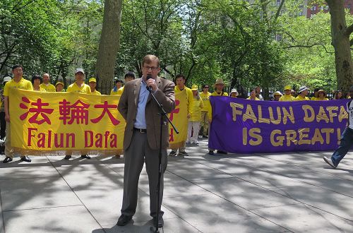 图11:法轮大法信息中心主任李维.布莱迪(Levi Browde)在二零一六年五月十三日的新闻发布会上发言。