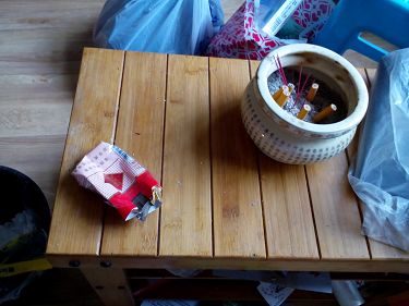 图11:客厅留下的玉溪香烟,把香炉拿来当烟缸,烟头插在里面。