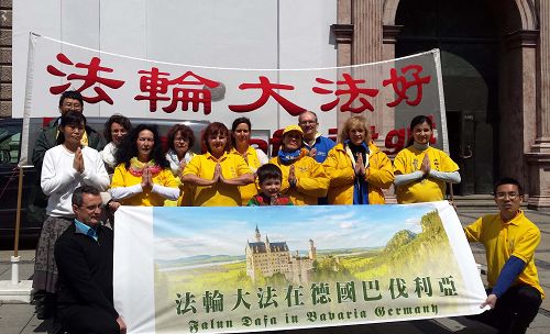 部分来自德国巴伐利亚州和奥地利的法轮功学员恭贺世界法轮大法日暨创始人李洪志先生华诞