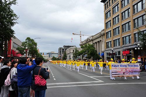 图9：维多利亚日游行中，很多华人观众兴致勃勃地拍摄法轮功队伍