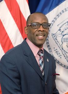 皇后区市议员丹尼克•米勒(I. DaneekMiller)