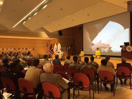 图2:法轮功学员在美国军队医学研究所展示第五套功法