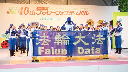 图7:天国乐团在舞台上演奏。有观众说:很震撼。