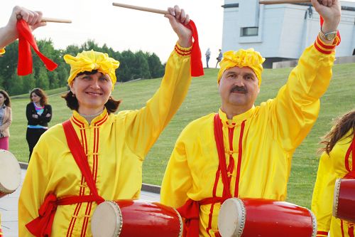 俄罗斯莫斯科法轮功学员米哈伊尔夫妇(右边的男士为米哈伊尔)