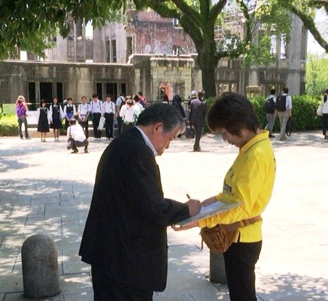 图2-4:民众了解中共江氏集团迫害法轮功学员的真相后,纷纷签名声援诉江。