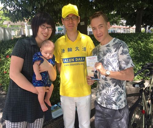 图5:来自俄罗斯的男青年(右1),太太是日本人。了解到法轮功学员按照“真、善、忍”原则修炼做人而遭残酷迫害的真相后,签名支持起诉迫害元凶江泽民。签名后,他并详细询问法轮功是什么,还跟着学员学炼了第一和第二套功法。