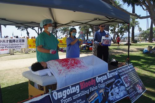 图4:法轮功学员以真人模拟展示中共活摘人体器官贩卖牟利的罪恶。