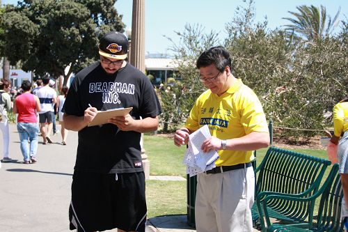 图7-11:了解真相的民众签名支持谴责中共活摘的请愿书。