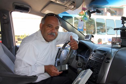 图16:计程车司机Morris把印有法轮大法好的莲花在车上,并把自己知道的关于“活摘”的真相告诉乘客。