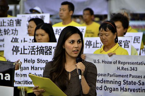 法轮功学员向民众讲述中共残酷迫害法轮功学员的真相,揭露中共大规模活摘法轮功学员的罪恶。