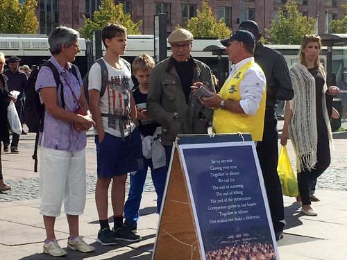 '图3:有的中国民众拿到真相报纸后,马上阅读。'