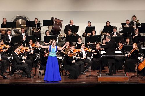 '图1:女高音歌唱家耿皓蓝的演出'