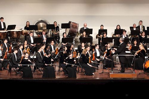 '图2:二胡演奏家戚晓春(前排右)、孙璐(中)、王真(左)的演出'