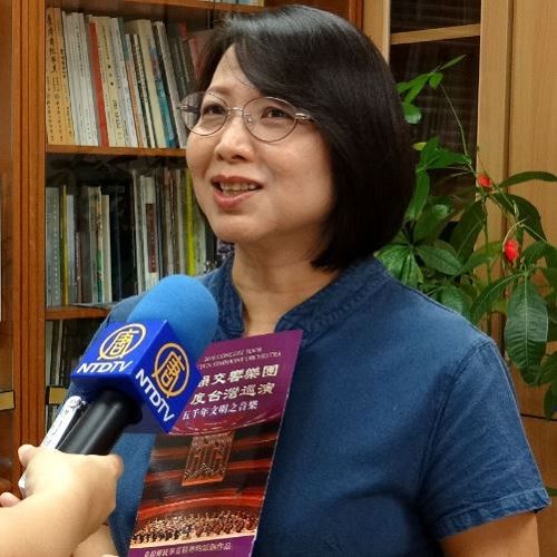 '图12:桃园市文化局长庄秀美称赞神韵交响乐团:为人类指出一个新的方向,这是二十一世纪的良药。'