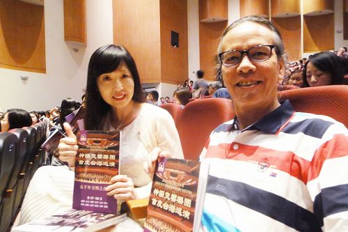 '图16:古筝演奏家、风雅颂国乐团团长徐惠绮(左)及中华民国工笔画学会理事长徐仁崇(右)对神韵交响乐团的精湛演出赞不绝口。'