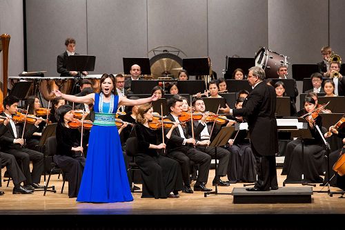 '图3:女高音歌唱家耿皓蓝'