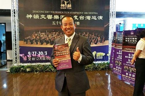 '图4:郑敬议聆听第一个曲目《救世正法》就感动落泪。'