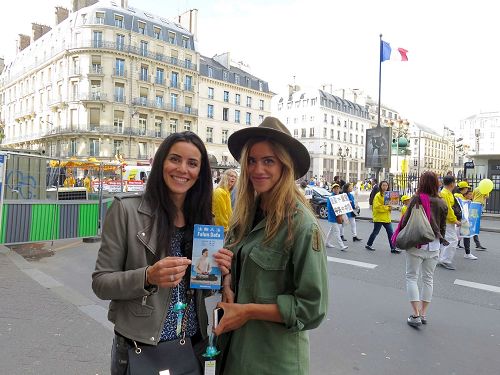 '图4：Yasmine Mimèche 和Myriam Mimèche二人是姐妹，她们表示游行是一个很好的途径让她们了解真相。'