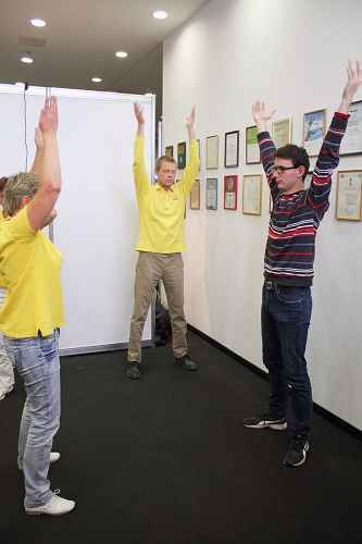 '图5：法轮功学员在教功'