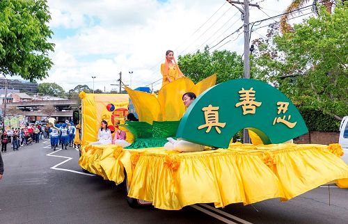 '图1～2：悉尼法轮功学员应邀参加北部伊斯特伍德（Eastwood）的最大庆典活动——青苹果节（Granny Smith Festival）游行，受到欢迎和赞赏。'