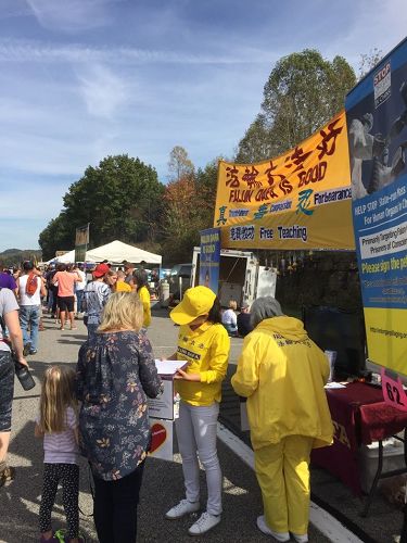 '图1~2:法轮功学员们向参加大桥节的民众传播真相'