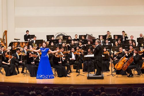 '图5:图为女高音歌唱家耿皓蓝在演唱'