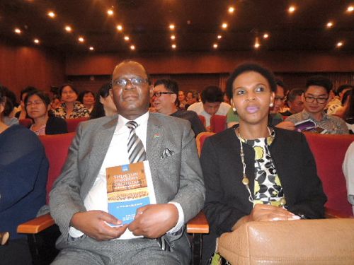 '图6:南非驻台湾办事处代表麦哲培(Robert S. Matsebe)感激神韵让他重生'